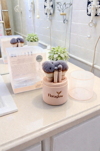 Floraglow مجموعة من 5 فرش مكياج صغيرة الحجم للسفر - مع غطاء وصندوق تخزين صحي