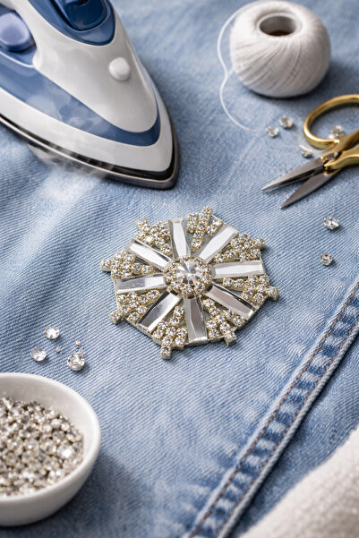 Avoria Ütü ile Yapışan Taşlı Arma & Broş – Kristal Taş Detaylı Şık Aksesuar