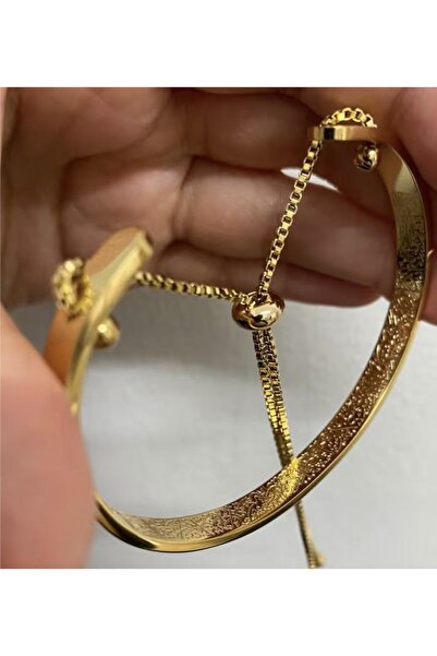 VEYA A luxurious bracelet made of gold-plated stainless steel, presented in a...