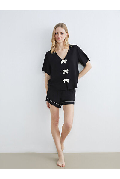 LC Waikiki Μαύρο σετ γυναικείας πιτζάμας με σορτς με λαιμόκοψη V Λεπτομέρεια ...