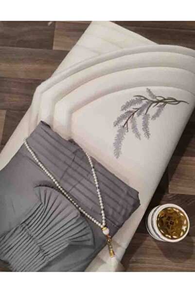 Gerenic A luxurious prayer set consisting of a padded prayer mat and a quilte...