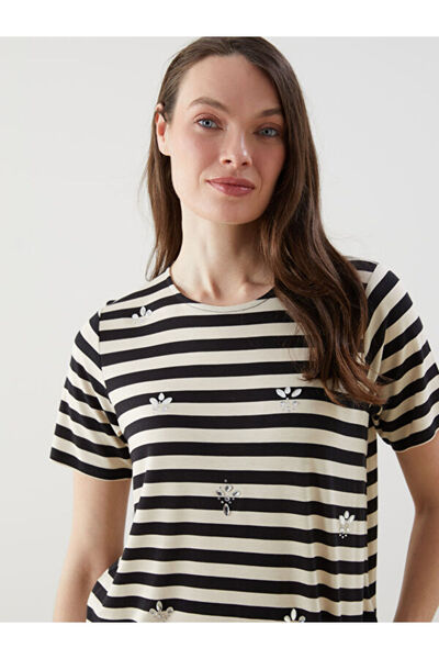 LC Waikiki RMZ GİYİM FARKIYA تي شيرت نسائي مخطط بياقة روبا