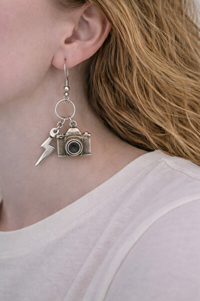 HER ŞEY NOTA www.herseynota.com أقراط معدنية متدلية مزينة بالكاميرا وتماثيل ا...