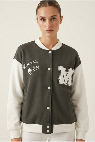 NEW JOURNAL سترة جامعية نسائية مطبوعة باللون الكاكي NJ80