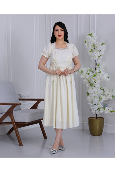 JAQUEEN A soft white dress with an elegant, feminine design
