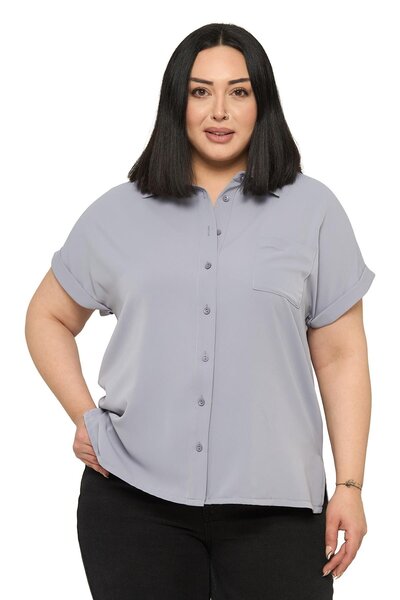 DISENTIS MODEST قميص كبير الحجم بجيب واحد وأكمام قصيرة مزدوجة باللون الرمادي ...