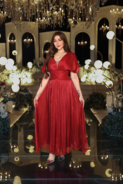 JAQUEEN A royal red dress with a luxurious sheen and flowing design.