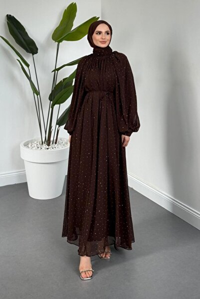 MERVEN AKYÜZ Niloufar Hakim Yaka Taşlı Şifon Abiye Kahverengi