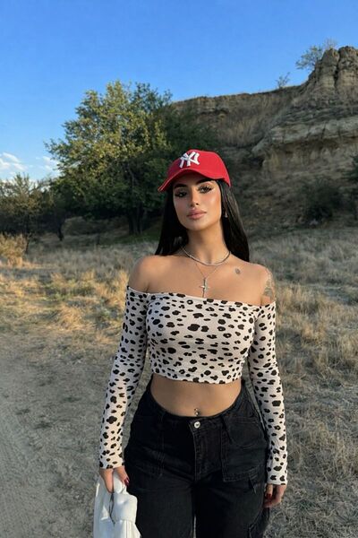 joshua Women's digital print madonna collar crop top