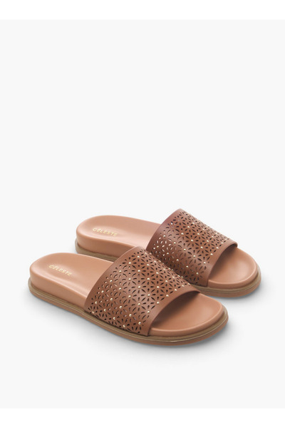 Celeste صندل نسائي مسطح بنقشة محفورة بالليزر