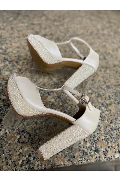 Aysun Ayakkabı حذاء نسائي بكعب منصة من الجلد الكريمي مع إكسسوارات من اللؤلؤ