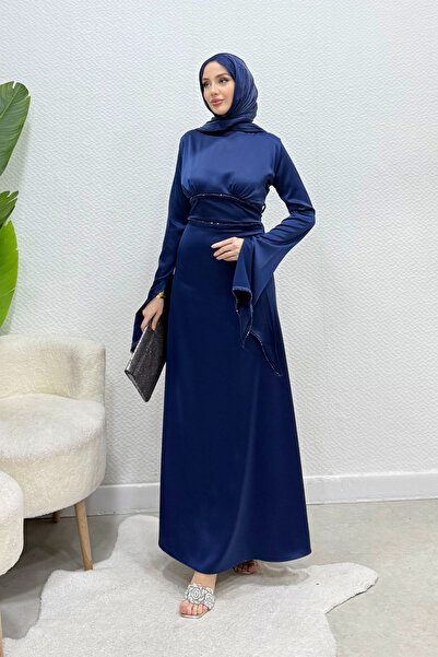 Tesettür Diyarı فستان سهرة من الساتان مزين بالأحجار على الخصر والمعصم من فاهر...