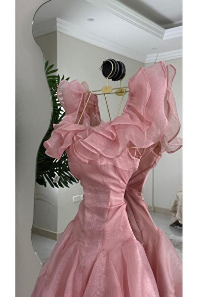 Model Leyna A charming pink evening dress