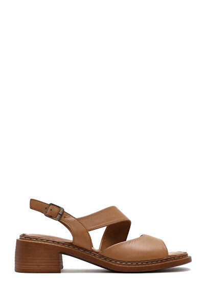 Derimod Γυναικεία δερμάτινα σανδάλια με κοντό τακούνι και αγκράφα στον αστράγ...