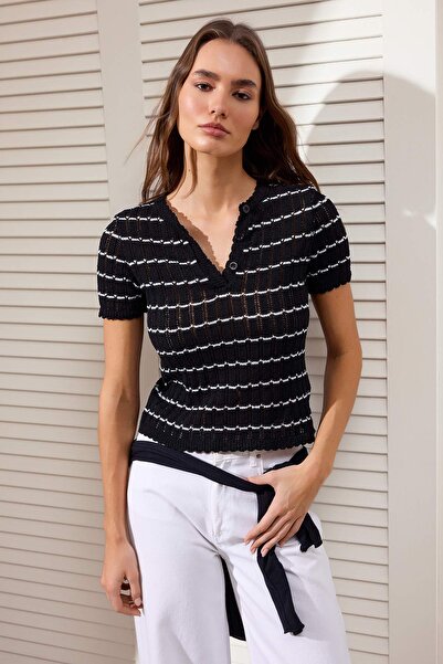 Trendyol Collection Μαύρη ριγέ πλεκτή μπλούζα με λαιμόκοψη TWOSS26BZ00130