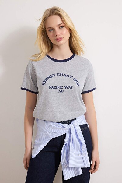 Trendyol Collection Graues Melange-Strick-T-Shirt TWOSS24TS00105