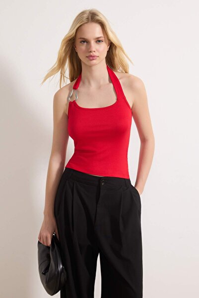 Trendyol Collection Rote, figurbetonte, weich gestrickte Bluse mit Neckholder...