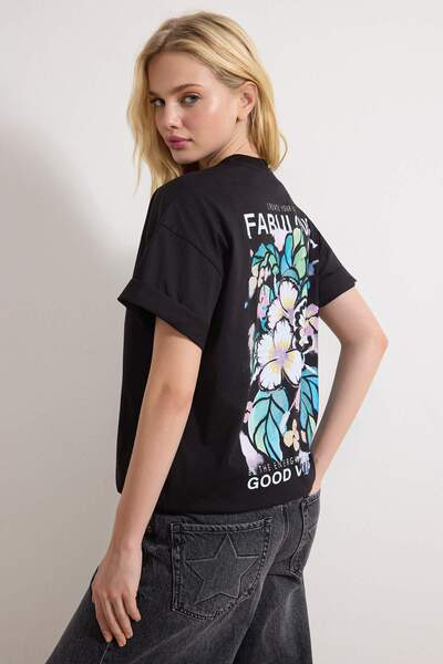 Trendyol Collection Μαύρο 100% βαμβακερό πλεκτό μπλουζάκι με στάμπα στην πλάτ...