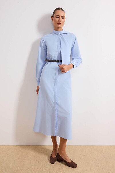 Trendyol Modest Blaues, gewebtes Kleid mit Bindedetail am Hals und Gürtel TCT...