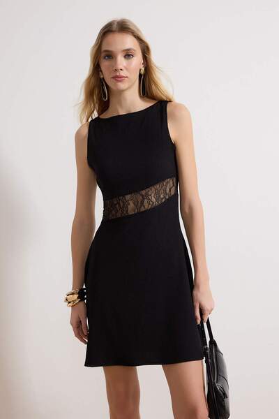 Trendyol Kollektion Schwarzes, tailliertes, ärmelloses Minikleid mit Kajak-Au...