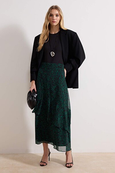 Trendyol Modest Grüner, gefütterter Webrock mit Tiermuster TCTAW24EE00020