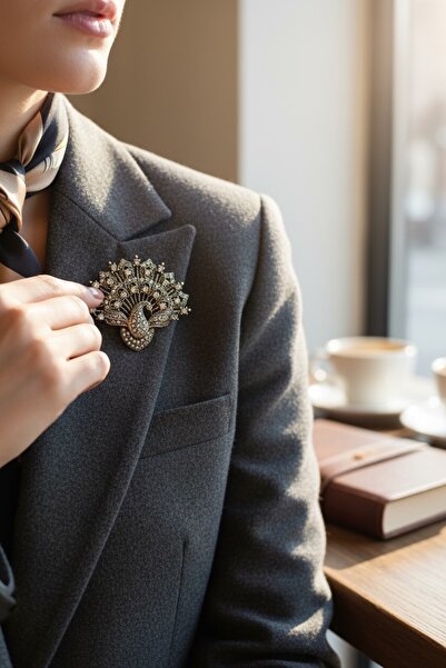 FAYRA ACCESSORIES Tavuskuşu Figürlü İğne Yaka Broş