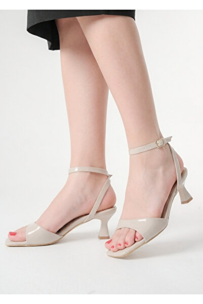 Long Star صندل نسائي بيج بكعب منخفض - جلد صناعي لامع، كعب رفيع، أحذية مريحة ل...