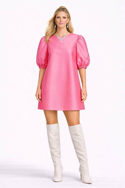 MERT ERKAN فستان قصير من الساتان الأمريكي باللون الوردي بأكمام بالون وقصة مربعة