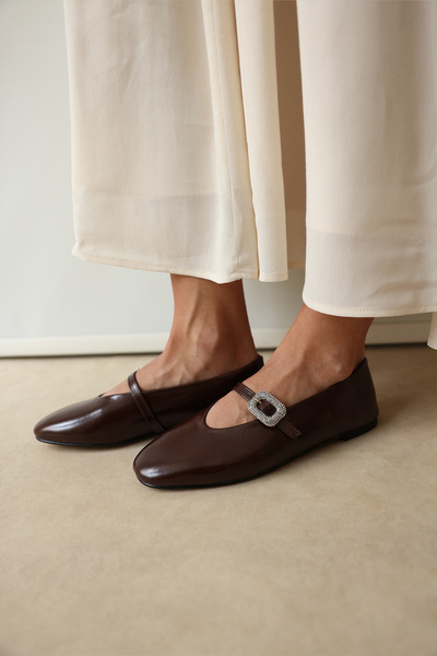 LUTVELIZADE Babet 2504 - Taşlı Toka Detaylı Acı Kahve Kadın Babet