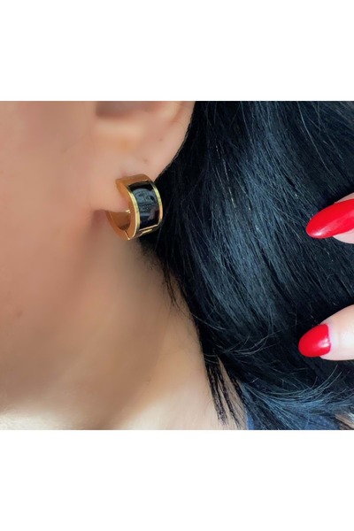 ACAR TAKI أقراط دائرية من الفولاذ المينيلي المينيمال - لون ذهبي ACR7872 - أسود