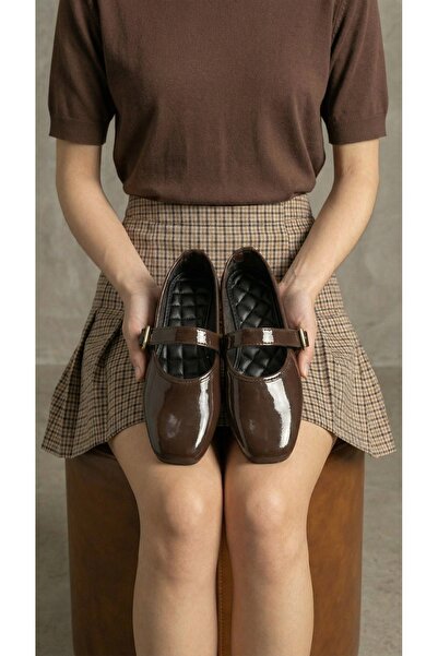 Beyond Balerini Mary Jane din piele lacuită maro cu cataramă de 1 cm pentru f...