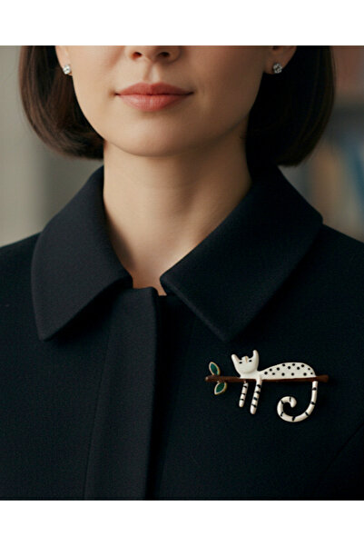 modamira Yeşil Yaprak Detaylı Dalda Uzanan Kedi Broş - Beyaz - Ebat 4,5 cm