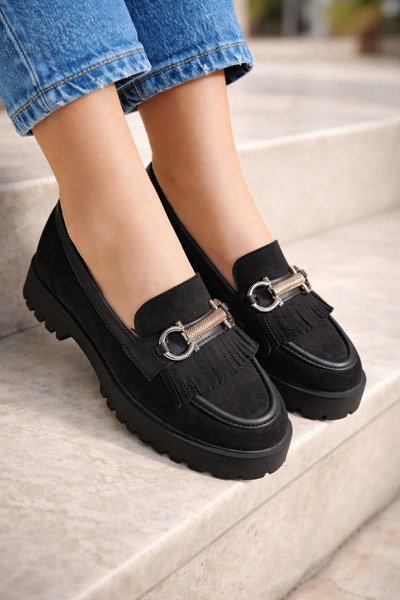 guijarro حذاء نسائي ذو نعل سميك من الجلد السويدي الأسود مزين بشراشيب ومشبك ذهبي