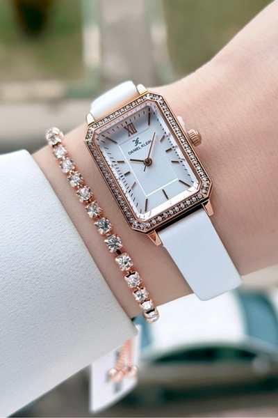 Daniel Klein ساعة يد نسائية وسوار من اللون الأبيض مع علبة وسوار من اللون الوردي