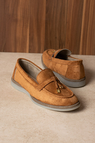 guijarro Маскулінні лінії, жіночний штрих: жіночі лофери з деталями Gold Charm