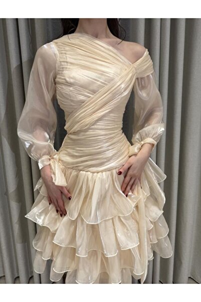 LAMSAT LATIN A short, elegant evening dress in an ivory/light cream color. It...