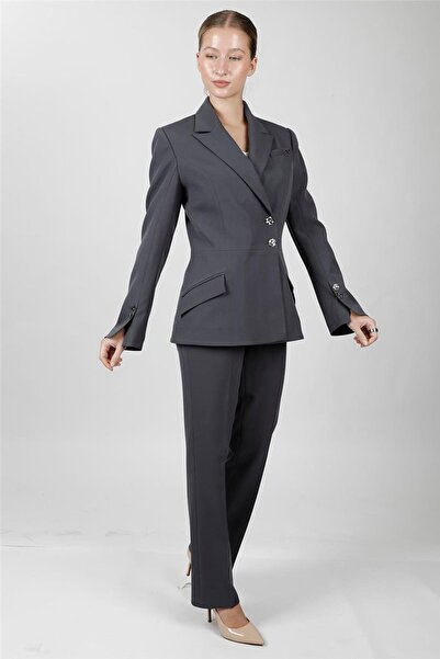 ÖNDER ÖZSOY سترة رجالية عصرية بياقة مزدوجة الصدر وبنطلون بجيوب واسعة - مدخن