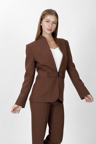 ÖNDER ÖZSOY سترة نسائية كلاسيكية بياقة عالية - كستنائي