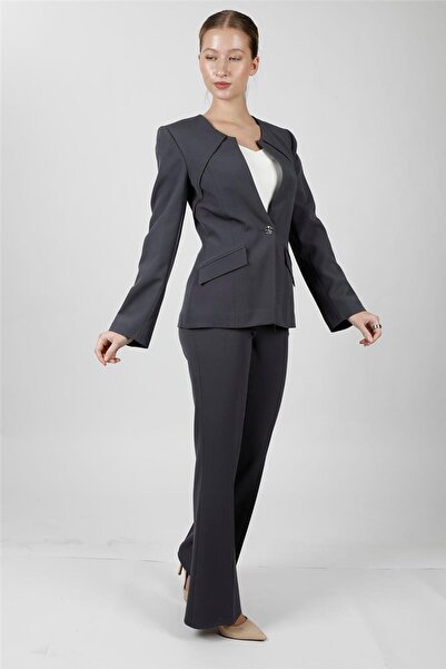 ÖNDER ÖZSOY سترة رياضية بياقة دائرية وزر واحد وبنطلون واسع الساق مع جيوب - لو...