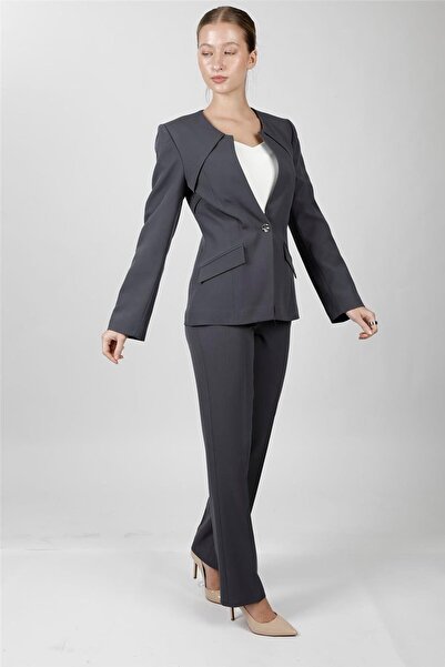 ÖNDER ÖZSOY سترة رياضية بياقة دائرية وزر واحد وبنطلون بجيوب واسعة للنساء - لو...