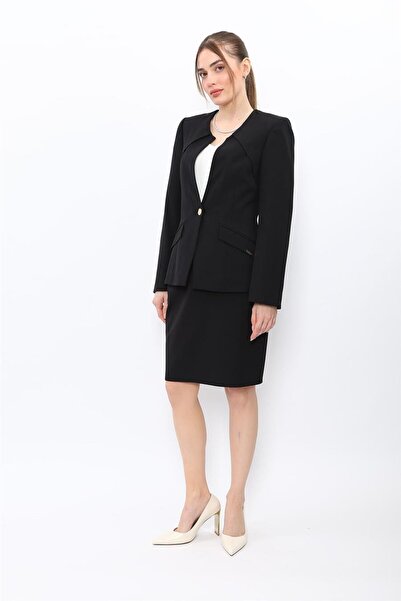 ÖNDER ÖZSOY سترة رياضية بياقة دائرية وزر واحد وتنورة قصيرة ضيقة بفتحة صغيرة ل...