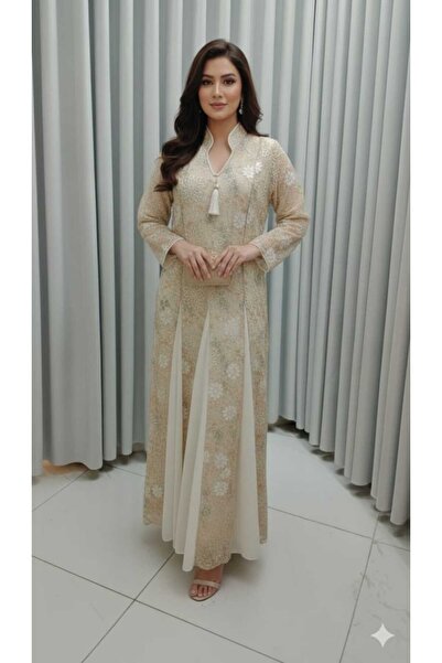 hawaa closet An elegant dress with exquisite embroidery and a flowing silhoue...