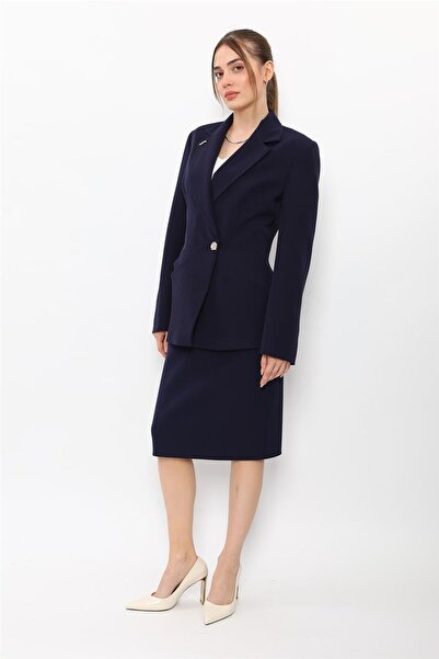 ÖNDER ÖZSOY سترة مطوية بصفين من الأزرار وتنورة قصيرة على شكل قلم رصاص - أزرق ...