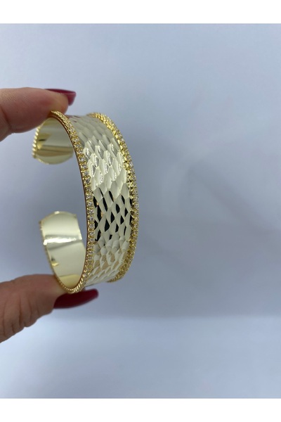 Byoz store سوار ذهبي واسع مزين بالحجارة بتصميم أنيق