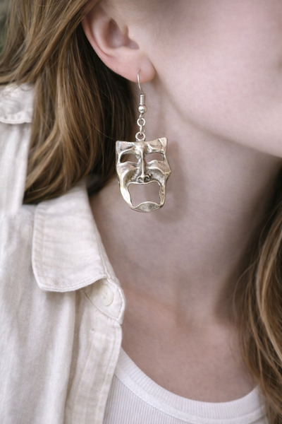 HER ŞEY NOTA www.herseynota.com أقراط معدنية على شكل قناع مسرحي - أقراط بتصمي...