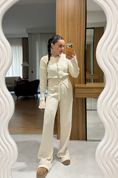 Gizem Ecemiş Welma Krem Çıtçıt Düğmeli Triko Takım