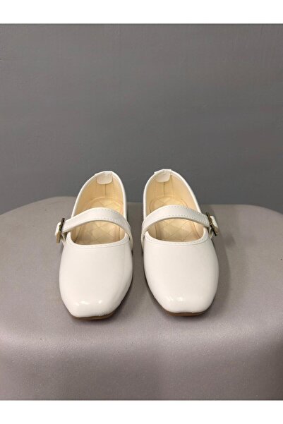 Beyond Women's White Buckle Patent Leather Ballerinas Byndshr04
