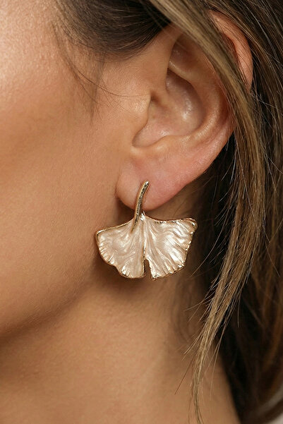 AURRARİ أقراط ذهبية على شكل أوراق الجنكو مع لمسة لؤلؤية