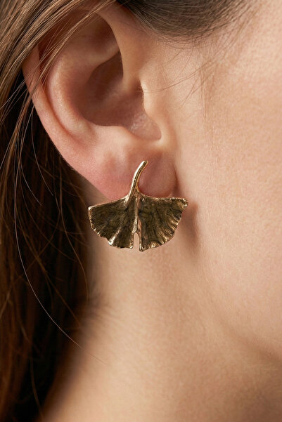 AURRARİ أقراط ذهبية اللون على شكل أوراق الجنكو مطلية بالمينا