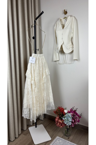 MYGROUP Lace skirt and off-white button-up jacket set